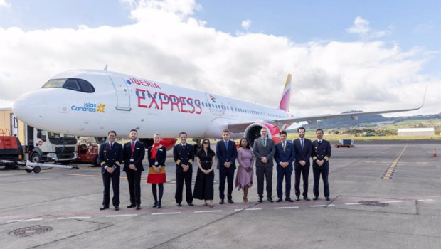 ep iberia express e iberia reciben en tenerife el premio a las aerolineas mas puntuales de europa