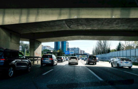 ep imagen de recurso de coches bajo un puente de la m-30 de madrid