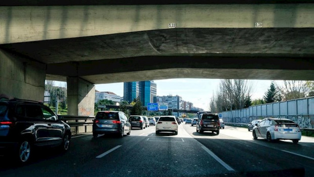 ep imagen de recurso de coches bajo un puente de la m-30 de madrid