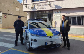 ep imagen de un policia espanol con un coche de hyundai