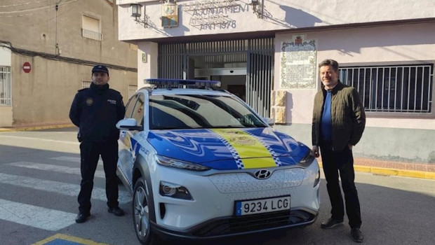 ep imagen de un policia espanol con un coche de hyundai