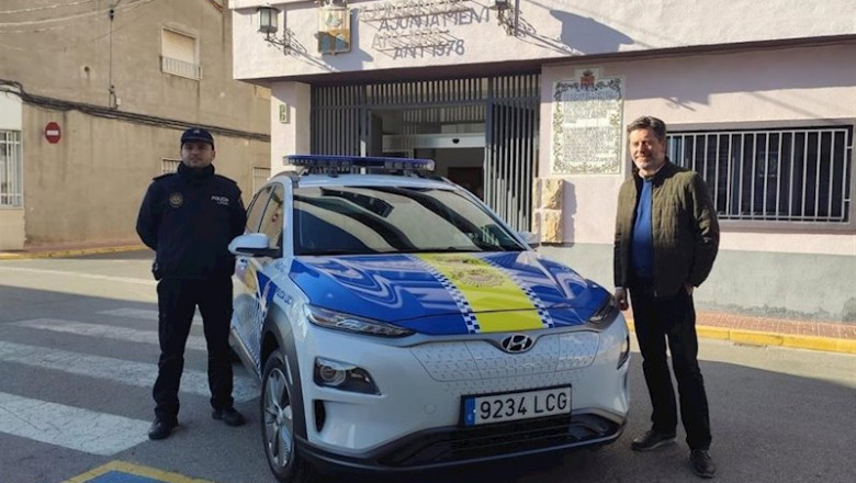 ep imagen de un policia espanol con un coche de hyundai ep imagen de un policia espanol con un coche de hyundai