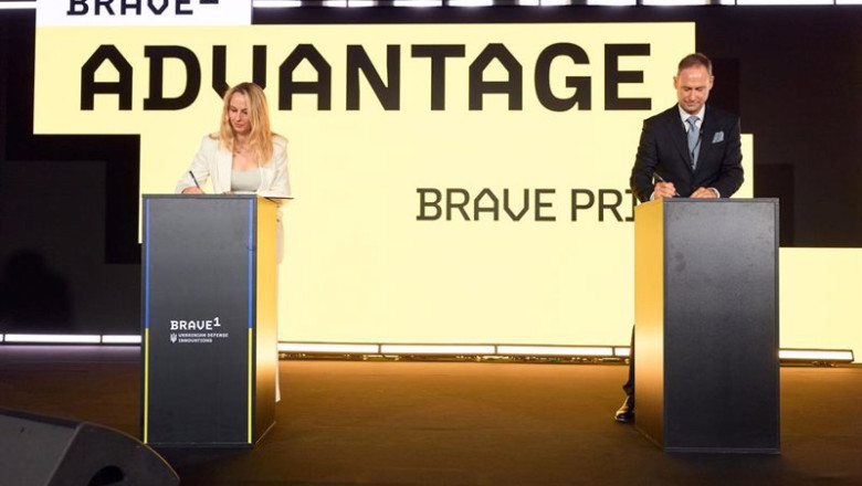 Iryna Zabolotna, directora de operaciones de 'Brave1', y Jo Mueller, miembro del comité ejecutivo de Airbus Defence and Space, firman el Memorando de Entendimiento. | AIRBUS ep iryna zabolotna directora de operaciones de brave1 y jo mueller miembro del comite ejecutivo de