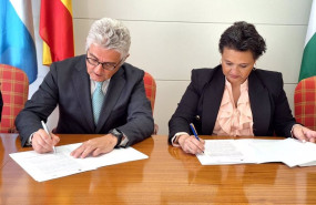 ep la alcaldesa margarita del cid junto con el director general de la asociacion espanola de