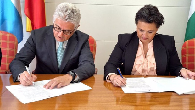 ep la alcaldesa margarita del cid junto con el director general de la asociacion espanola de