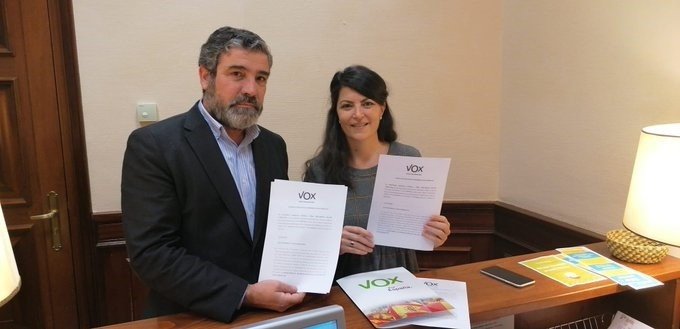 ep la diputada macarena olona registrando un escrito con un companero