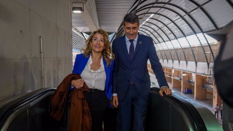 La ministra de Transportes, Movilidad y Agenda Urbana, Raquel Sánchez, llega a Santa Justa, para presidir el acto de celebración del 30 aniversario de la llegada del AVE, en compañía del delegado del Gobierno, Pedro Sánchez. | Eduardo Briones - Europa Press ep la ministra de transportes movilidad y agenda urbana raquel sanchez llega a santa justa para