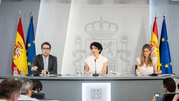 ep la ministra portavoz elma saiz i la vicepresidenta tercera y ministra para la transicion