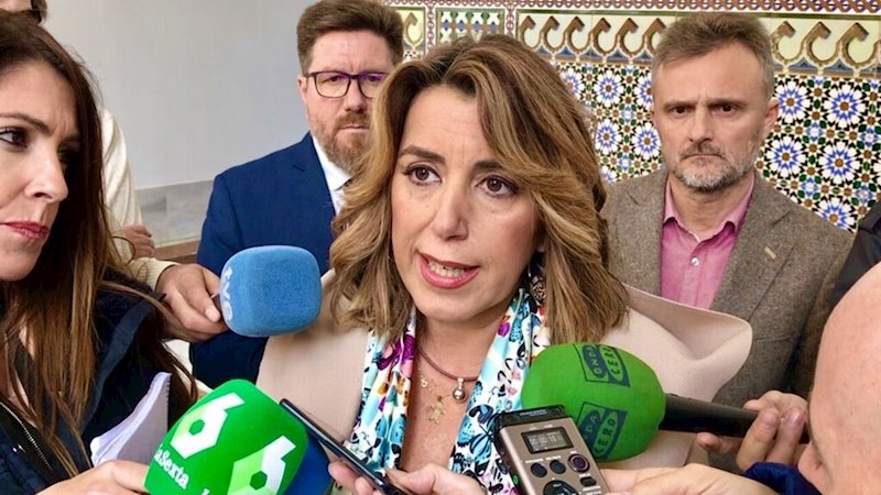 ep la secretaria general del psoe-a susana diaz atendiendo a los periodistas en el parlamento