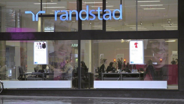 ep logotipo de randstad en un edificio