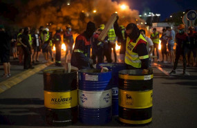 ep manifestantes durante una concentracion nocturna convocada por el comite de alcoa san cibrao en