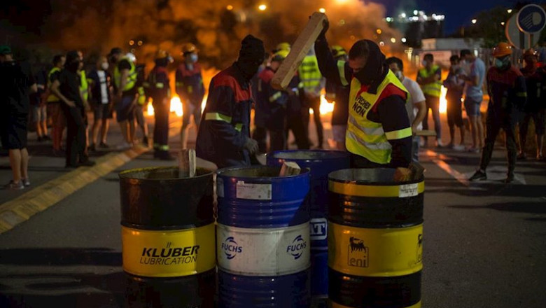Manifestantes durante una concentración nocturna convocada por el comité de Alcoa San Cibrao, en el entorno de la fábrica de San Cibrao, queman el cartel de la multinacional en Lugo, Galicia (España), a 30 de junio | Carlos Castro - Europa Press ep manifestantes durante una concentracion nocturna convocada por el comite de alcoa san cibrao en