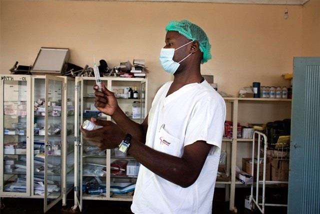 Médico de Amref Health Africa | AMREF HEALTH AFRICA ep medicoamref health africa