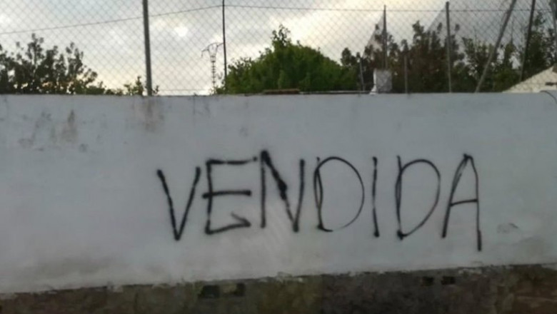 Pintada en la casa de la alcaldesa de Alborache, Paqui Collado | PSPV-PSOE DE ALBORACHE ep pintada en la casa de la alcaldesa de alborache paqui collado