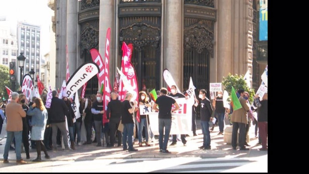 ep protesta de trabajadores de caixabank ante la sede en valncia