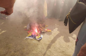 ep queman una bandera independentista durante una manifestacion por el 12 de octubre en barcelona