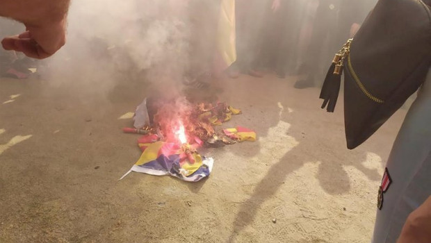 ep queman una bandera independentista durante una manifestacion por el 12 de octubre en barcelona