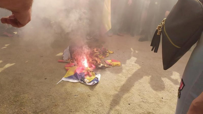 ep queman una bandera independentista durante una manifestacion por el 12 de octubre en barcelona