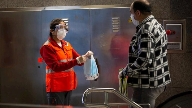 ep reparto de mascarillas en el metro de barcelona
