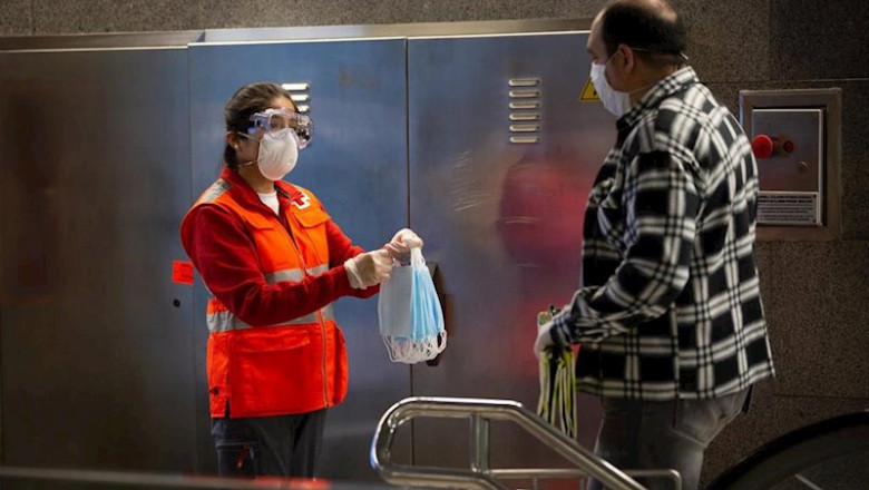 ep reparto de mascarillas en el metro de barcelona