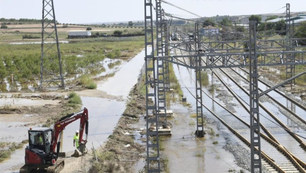 ep tecnicos de adif trabajan para restablecer la circulacion en lineas afectadas por los efectos de