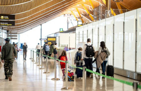 ep un grupo de viajeros espera para embarcar en un vuelo del aeropuerto de madrid barajas