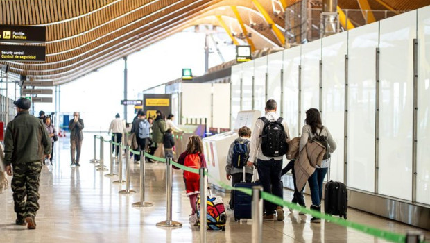 ep un grupo de viajeros espera para embarcar en un vuelo del aeropuerto de madrid barajas