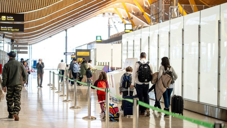 Un grupo de viajeros espera para embarcar en un vuelo del aeropuerto de Madrid-Barajas. | Gabriel Luengas - Europa Press ep un grupo de viajeros espera para embarcar en un vuelo del aeropuerto de madrid barajas
