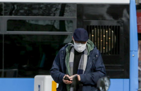 ep un hombre lleva mascarilla para protegerse del coronavirus