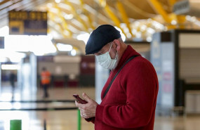 ep un hombre se protege con una mascarilla en el aeropuerto madrid-barajas adolfo suarez