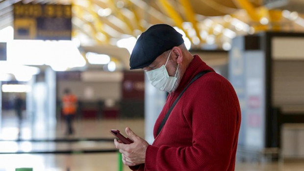 ep un hombre se protege con una mascarilla en el aeropuerto madrid-barajas adolfo suarez