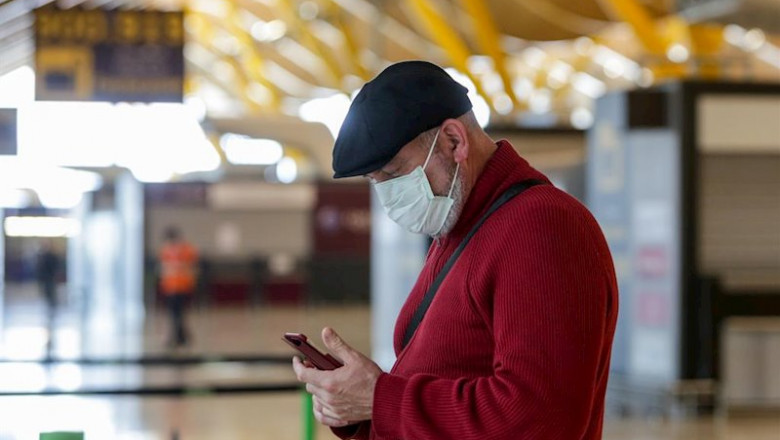 Un hombre se protege con una mascarilla en el Aeropuerto Madrid-Barajas Adolfo Suárez | Ricardo Rubio - Europa Press ep un hombre se protege con una mascarilla en el aeropuerto madrid-barajas adolfo suarez