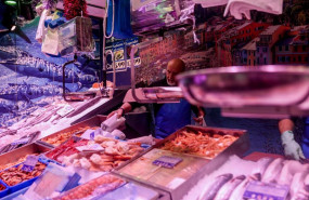 ep un pescadero realiza sus ultimas ventas de pescado y marisco ep un pescadero realiza sus ultimas ventas de pescado y marisco