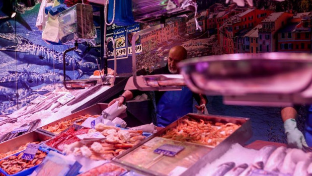 ep un pescadero realiza sus ultimas ventas de pescado y marisco