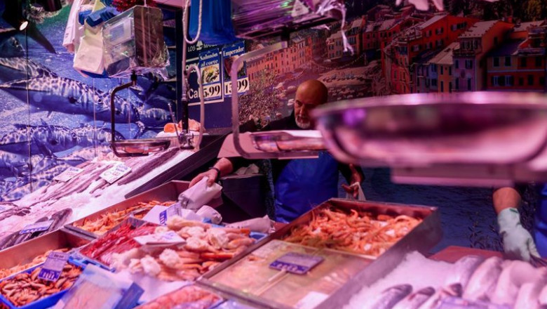 Un pescadero realiza sus últimas ventas de pescado y marisco | Ricardo Rubio - Europa Press ep un pescadero realiza sus ultimas ventas de pescado y marisco