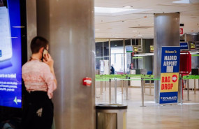 ep una mujer habla por telefono al lado de los mostradores de ryanair en el aeropuerto adolfo suarez