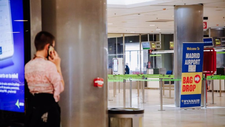 Una mujer habla por teléfono al lado de los mostradores de Ryanair en el Aeropuerto Adolfo Suárez Madrid- Barajas, durante el cuarto día de huelga de la compañía irlandesa, a 27 de junio de 2022, en Madrid (España). | Carlos Luján - Europa Press ep una mujer habla por telefono al lado de los mostradores de ryanair en el aeropuerto adolfo suarez