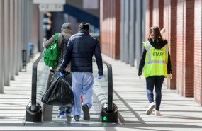 ep una sanitaria acompana a un paciente libre de la enfermedad a la salida del hospital temporal de