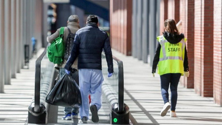 Una sanitaria acompaña a un paciente libre de la enfermedad a la salida del Hospital temporal de Ifema | Ricardo Rubio - Europa Press ep una sanitaria acompana a un paciente libre de la enfermedad a la salida del hospital temporal de