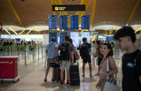 ep varias personas observan las pantallas de informacion en el aeropuerto adolfo suarez