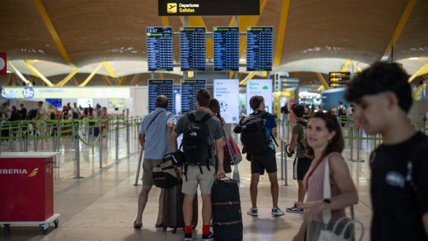 ep varias personas observan las pantallas de informacion en el aeropuerto adolfo suarez