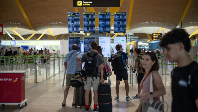 ep varias personas observan las pantallas de informacion en el aeropuerto adolfo suarez