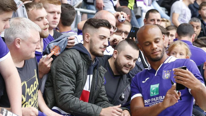 Vincent Kompany con la afición del Anderlecht | Nicolas Maeterlinck/BELGA/dpa - Archivo ep vincent kompanyla aficionanderlecht