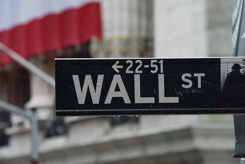 Wall Street no salva la sesión después de rozar el verde en los últimos compases