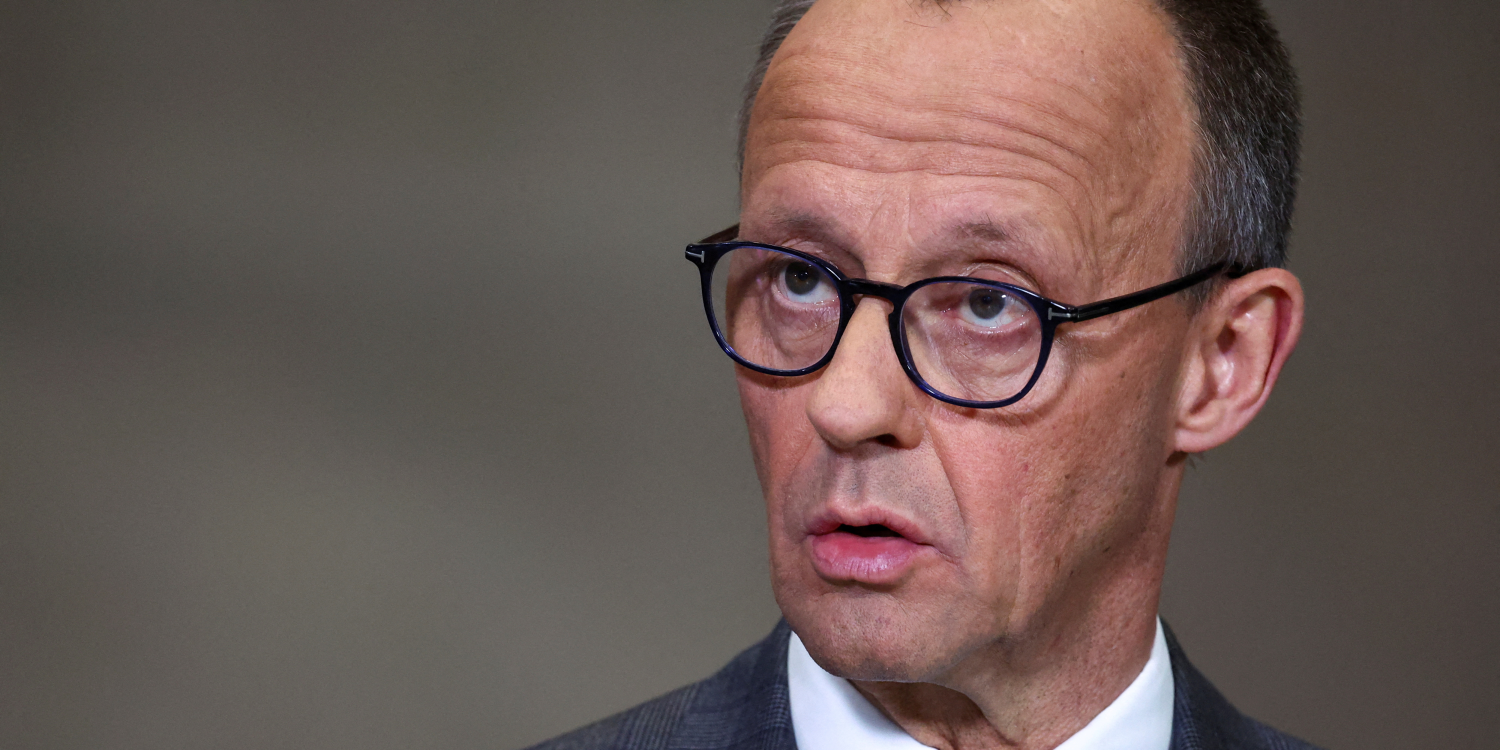 friedrich merz chancelier pressenti d allemagne et chef du parti union chretienne democrate cdu regarde pendant qu il fait une declaration apres des pourparlers de coalition a berlin friedrich merz chancelier pressenti d allemagne et chef du parti union chretienne democrate cdu regarde pendant qu il fait une declaration apres des pourparlers de coalition a berlin