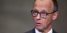 friedrich merz chancelier pressenti d allemagne et chef du parti union chretienne democrate cdu regarde pendant qu il fait une declaration apres des pourparlers de coalition a berlin 