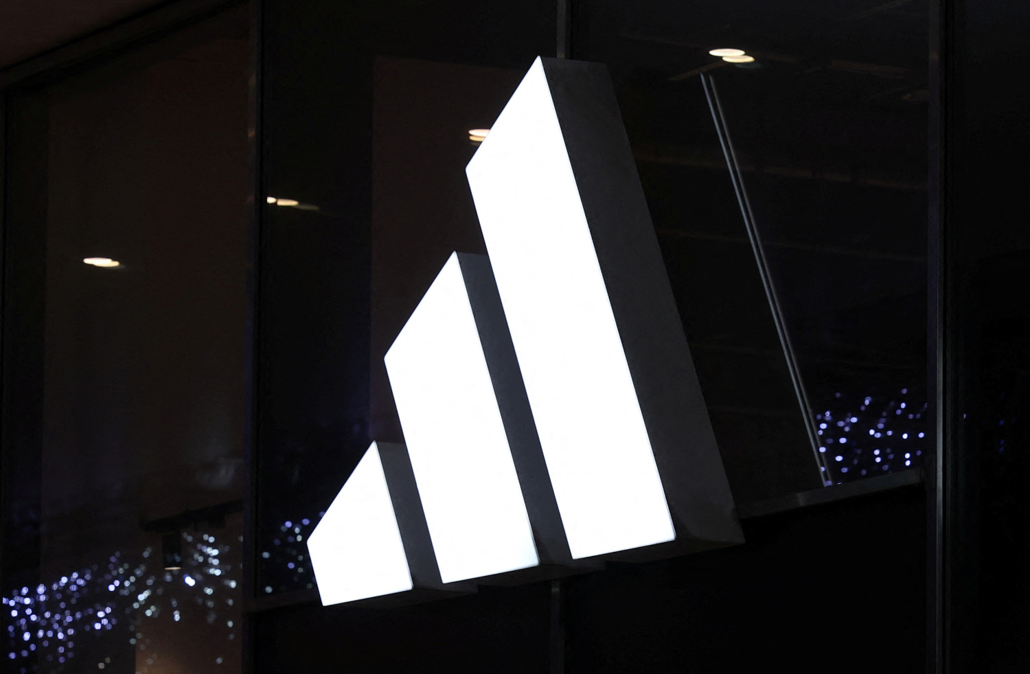 Adidas cae con fuerza tras advertir que los aranceles encarecerán sus productos