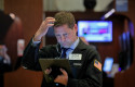 trader-wall-street-observando-preocupacion trader-wall-street-observando-preocupacion