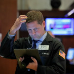 trader-wall-street-observando-preocupacion trader-wall-street-observando-preocupacion