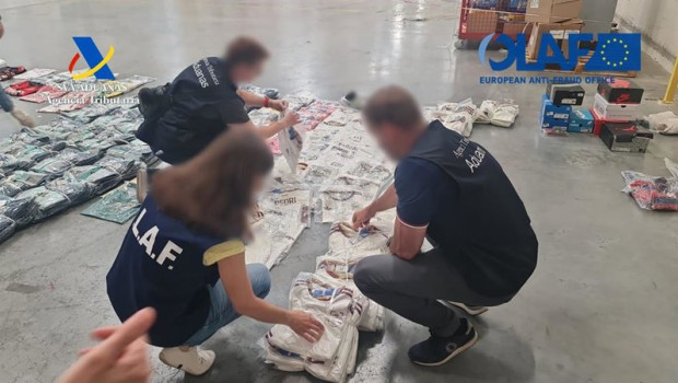 ep agencia tributaria desmantela una fabrica con doce maquinas para la falsificacion de prendas e ep agencia tributaria desmantela una fabrica con doce maquinas para la falsificacion de prendas e